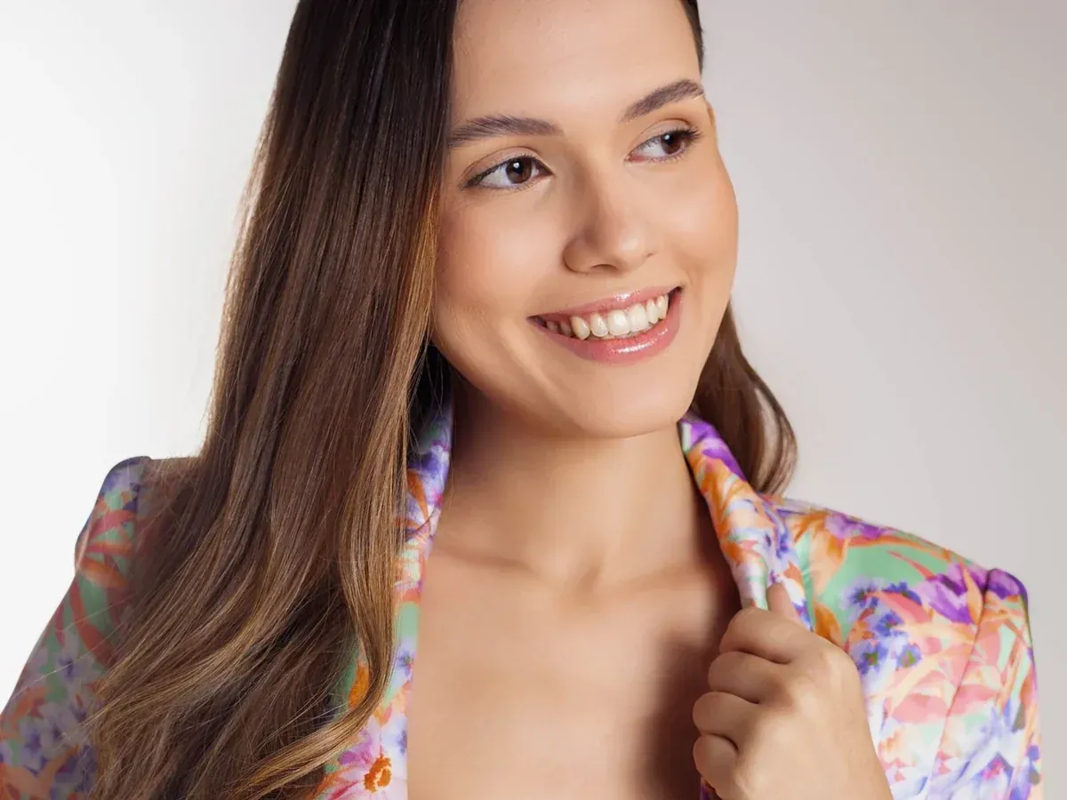 Paciente adulta em ensaio autorizado, com blazer floral e produção elegante