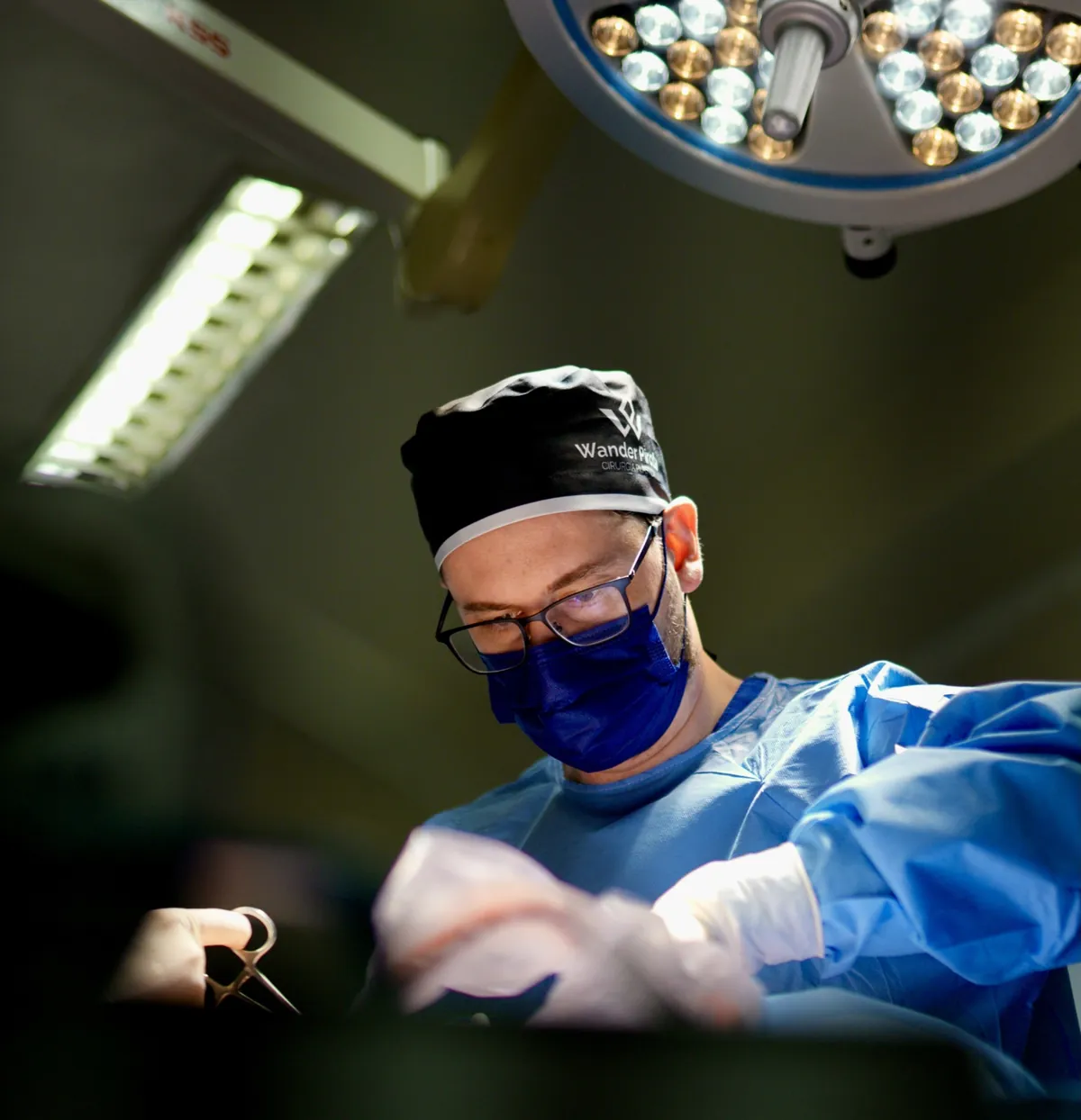 Dr. Wander Pirota durante uma cirurgia no centro cirúrgico